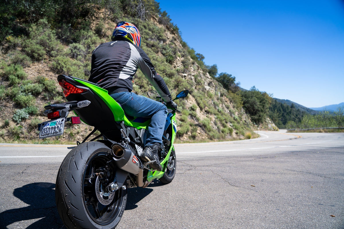 Yoshimura AT2 Stainless Exhaust for Kawasaki ZX-6R – lifestyle photo (14642CP522)